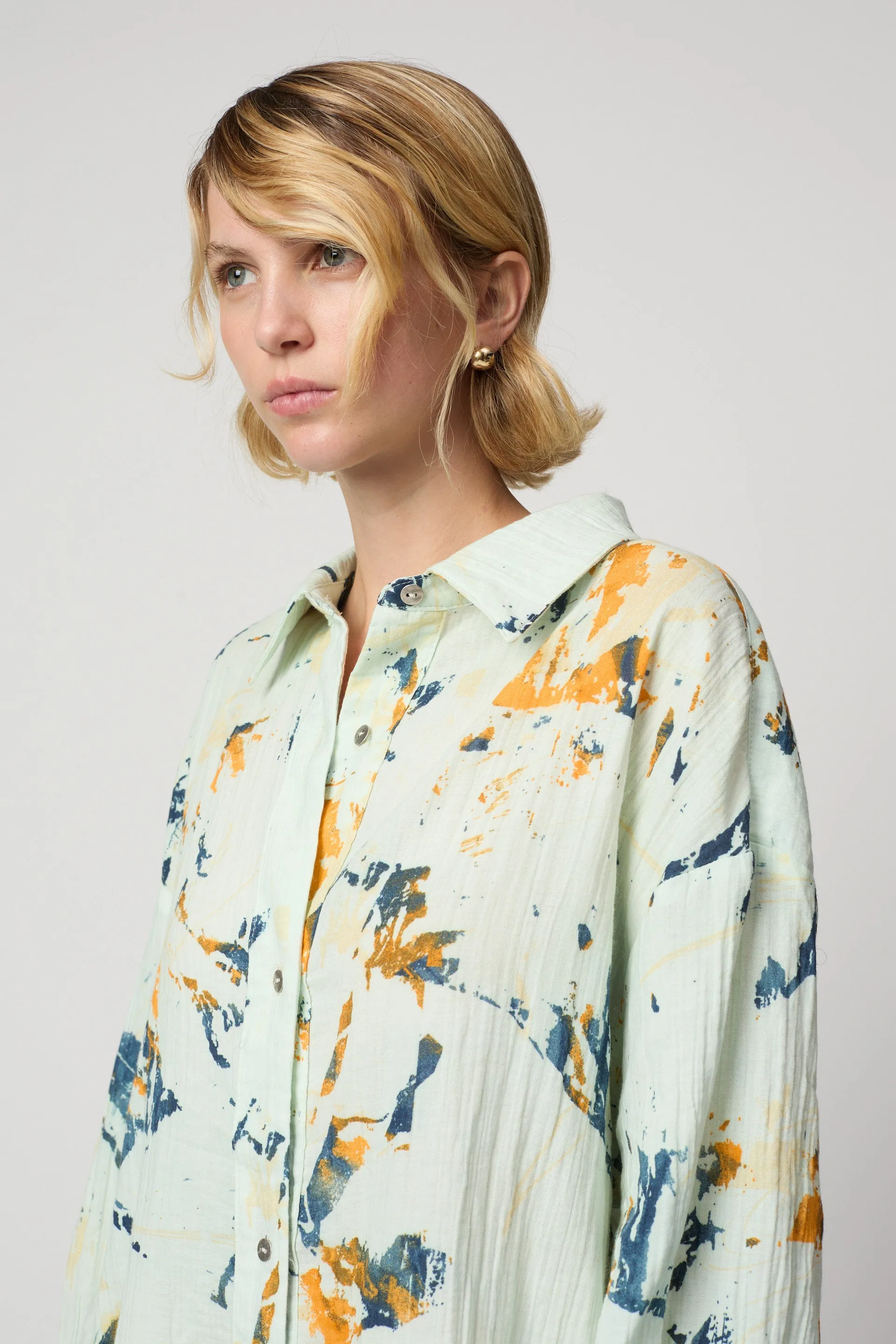 OVERSIZED OVERLAY IN CRINKLED COTTON, MARBLE