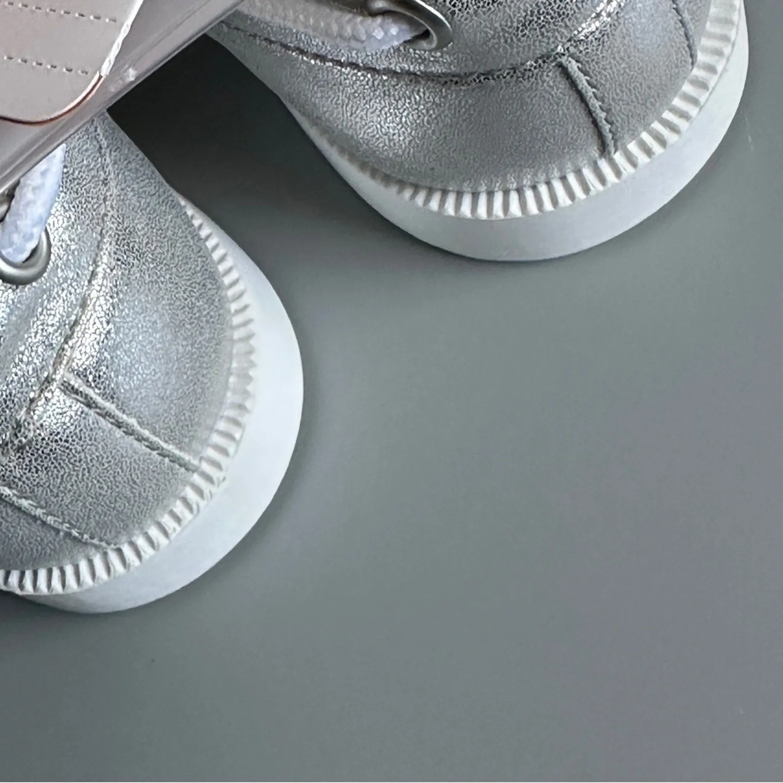 PanacheProse Gymboree Little Girl’s Size 1  Silver Canvas Shoes Tennis Flat Sneakers  …