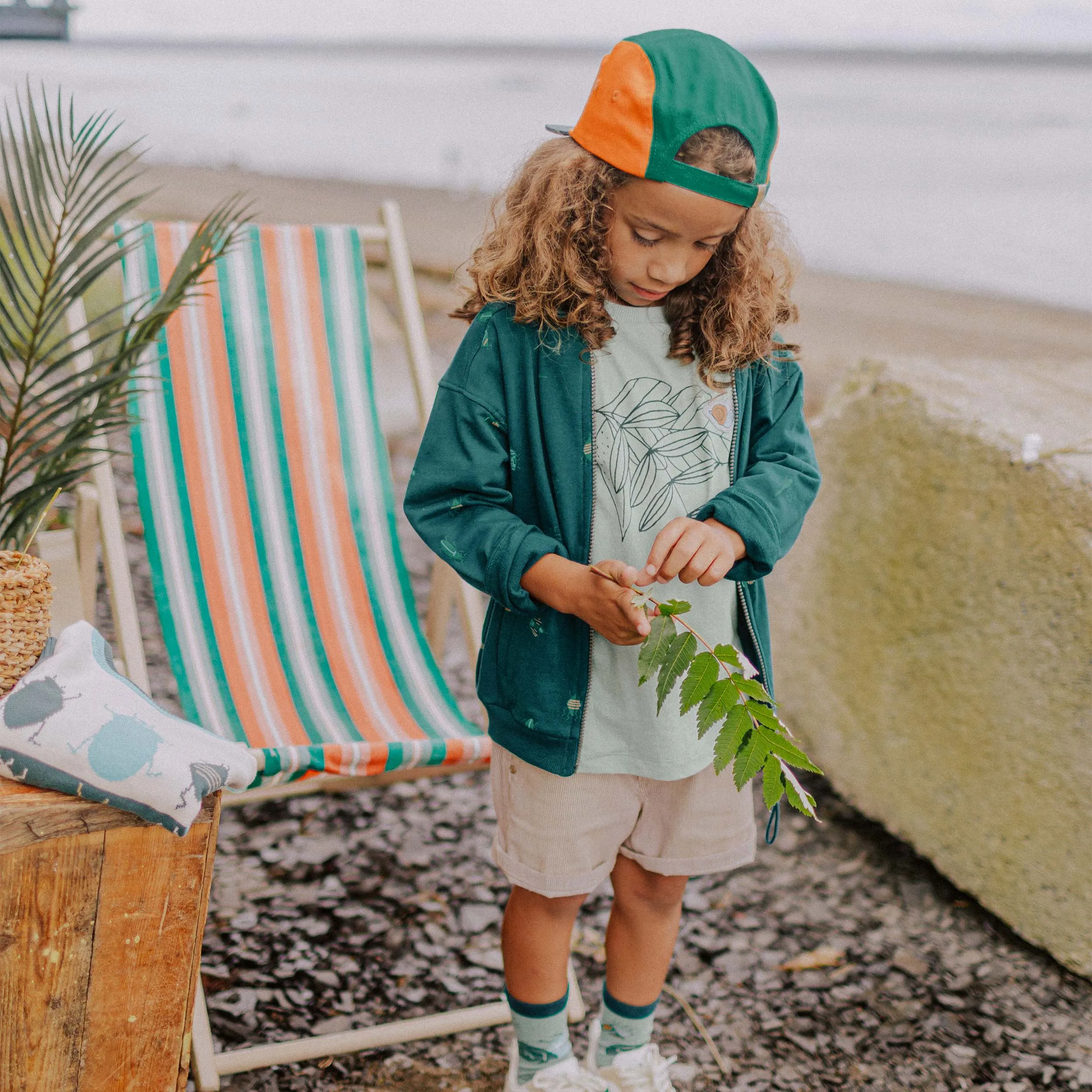 Veste régulière à capuchon et manches longues verte à motif, enfant || Green long sleeves regular sweater with pattern, child