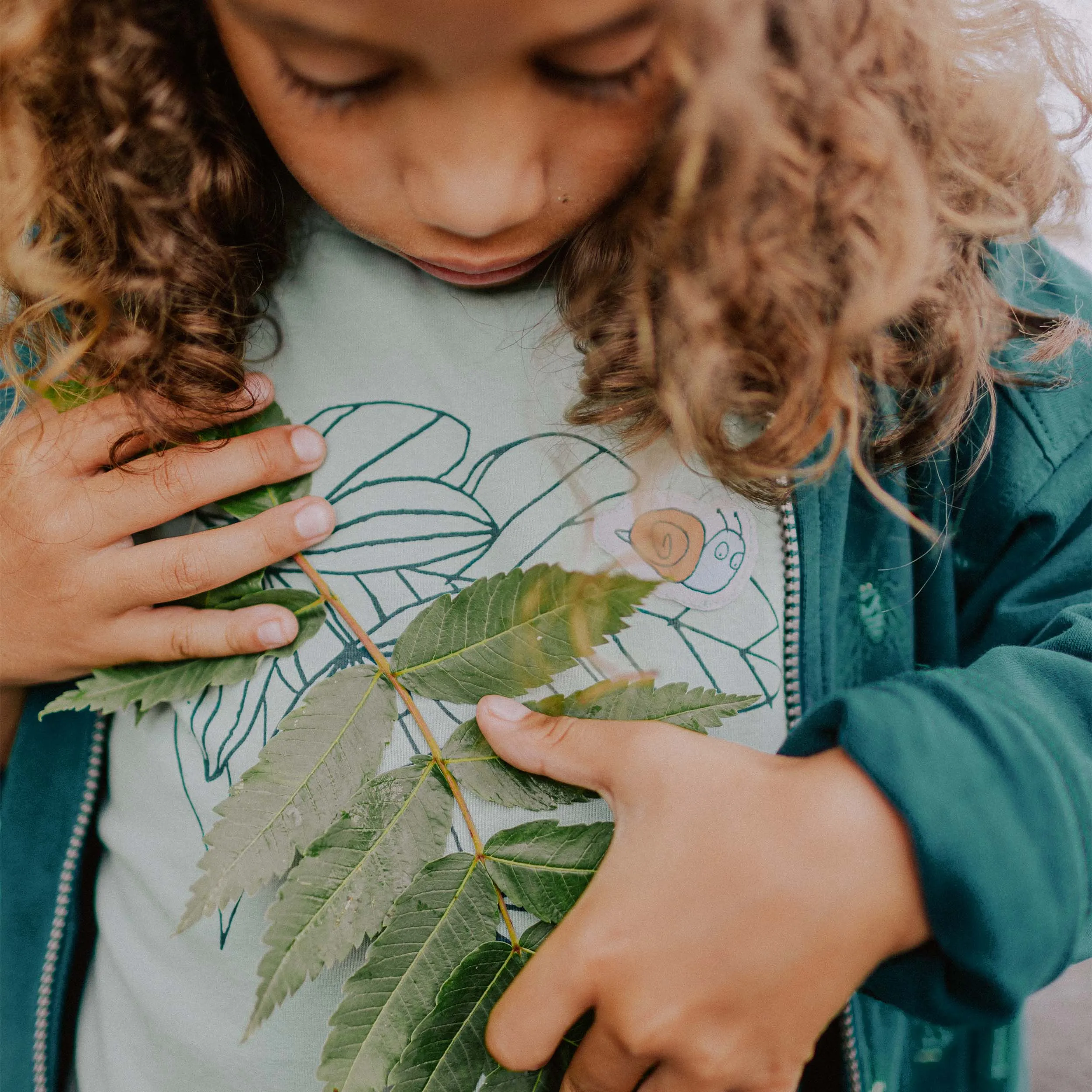 Veste régulière à capuchon et manches longues verte à motif, enfant || Green long sleeves regular sweater with pattern, child